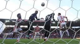 Proses terjadinya gol oleh Striker Manchester United, Marcus Rashford, ke gawang Stoke City pada laga Premier League di Stadion bet365, Sabtu (9/9/2017). Manchester United bermain imbang 2-2 dengan Stoke City.(AP/Nick Potts)
