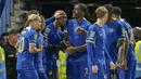 Penyerang Chelsea Nicolas Jackson berselebrasi dengan rekan setimnya setelah mencetak gol ke gawang  Brighton pada laga putaran ketiga Carabao Cup 2023/2024 yang digelar di Stamford Bridge, Kamis (28/9/2023) dini hari WIB. (AP Photo/Kin Cheung)