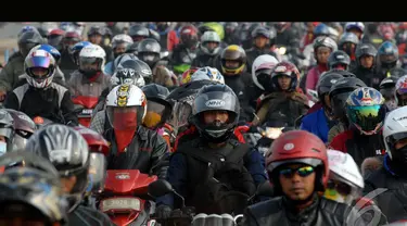 Pemudik motor memadati jalur Karawang - Cikampek di Desa Lamaran, Karawang, Jawa Barat, Sabtu (26/7/2014) (Liputan6.com/Miftahul Hayat) 