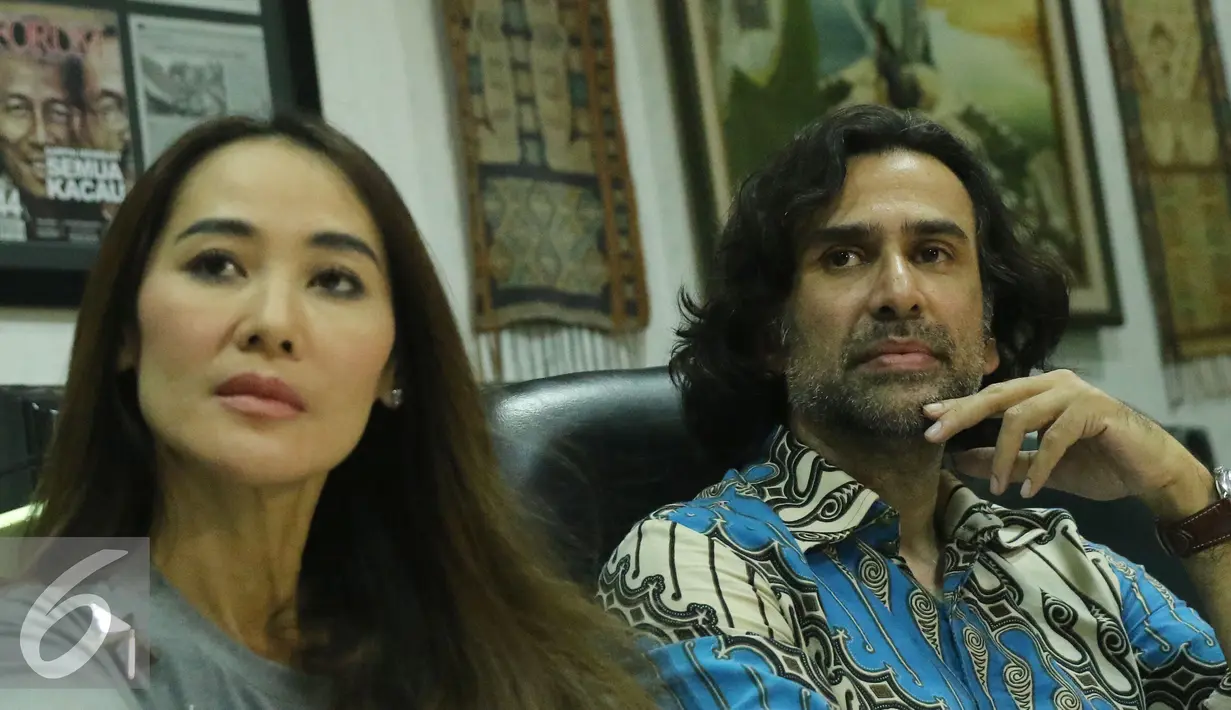 Jeremy Thomas dan istri menggelar konferensi pers terkait kasus yang menimpanya, Jakarta, Rabu (4/5). Jeremy mengaku lega saat Maratul Habibah (Ara) ditetapkan sebagai Daftar Pencarian Orang (DPO) oleh Mabes Polri. (Liputan6.com/Herman Zakharia)