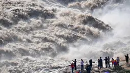 Para turis memotret Air Terjun Hukou di Sungai Kuning dari sebuah lokasi wisata di Wilayah Yichuan, Provinsi Shaanxi, China barat laut, pada 11 September 2020. (Xinhua/Shao Rui)