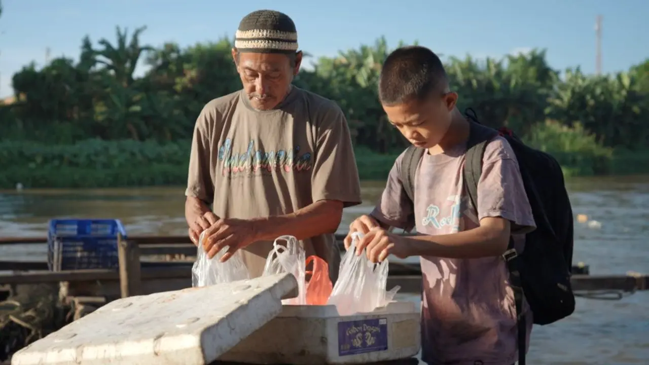 Muhammad Risky Pratama, seorang penjual ikan segar keliling yang kini dapat bersekolah melalui program Sekolah Rakyat.