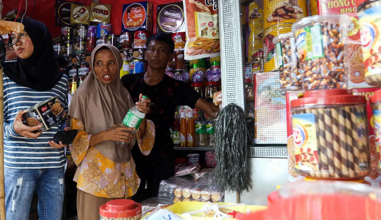 Warga membeli kue kering atau kue kaleng ini untuk dijadikan suguhan kepada tamu saat Lebaran nanti. (Liputan6.com/Herman Zakharia)
