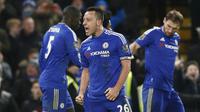 Kapten Chelsea, John Terry, berteriak usai berhasil mencetak gol penyeimbang ke gawang Everton pada saat injury time. Sebelumnya bek asal Inggris ini melakukan gol bunuh diri yang membuat Everton unggul 1-0. (Reuters/Stefan Wermuth)