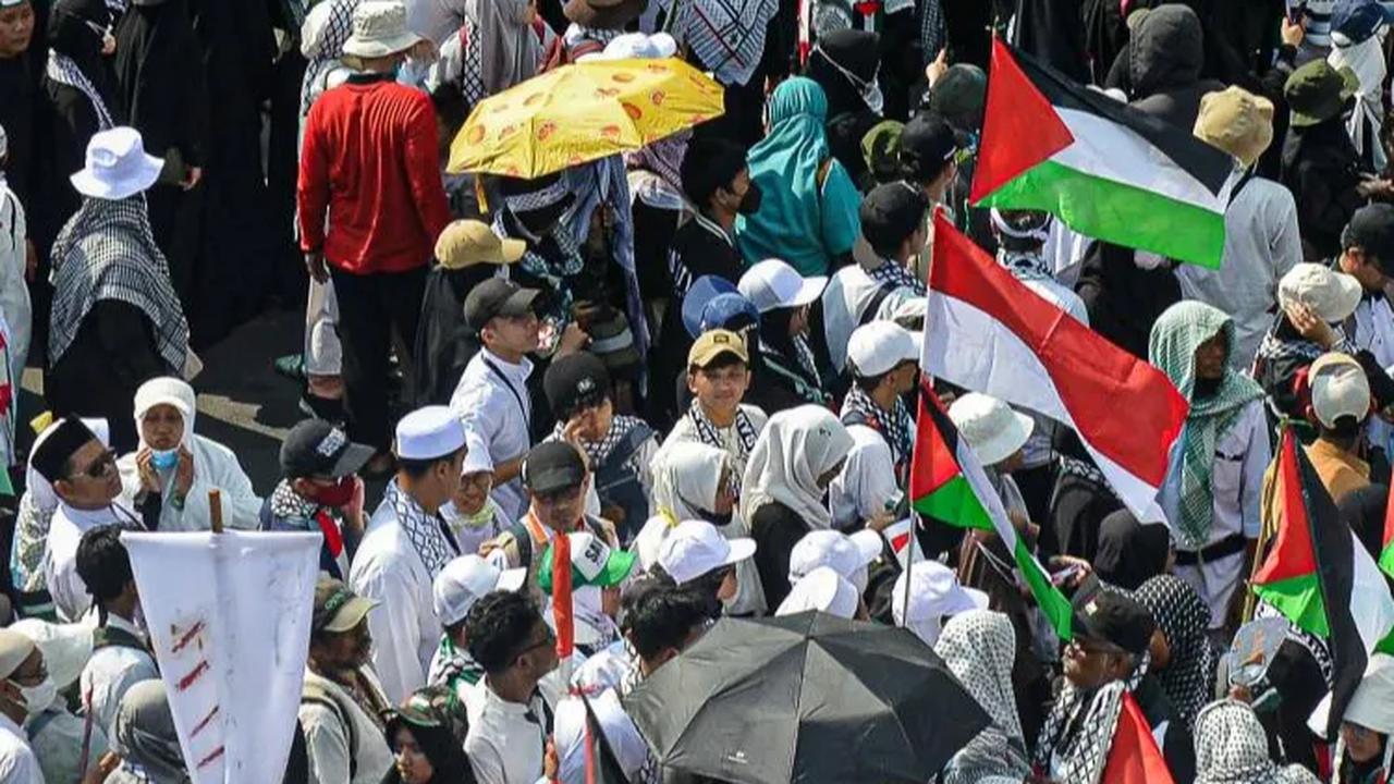Dalam aksinya, mereka mendesak Amerika Serikat agar menghentikan genosida yang dilakukan Israel terhadap rakyat Palestina.