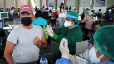 Seorang warga negara asing (WNA) menerima vaksin virus corona COVID-19 AstraZeneca di klinik vaksinasi massal darurat di Denpasar, Bali, Selasa (6/7/2021). Indonesia tengah memerangi gelombang infeksi baru yang belum pernah terjadi sebelumnya. (SONNY TUMBELAKA