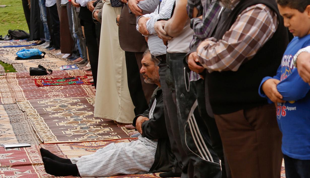 Warga Palestina gelar salat Istisqa di Kota Gaza, Palestina, Rabu (16/11). Kemarau yang melanda beberapa bulan terakhir di Gaza menyebabkan krisis air dan memperburuk kondisi pertanian. (REUTERS)