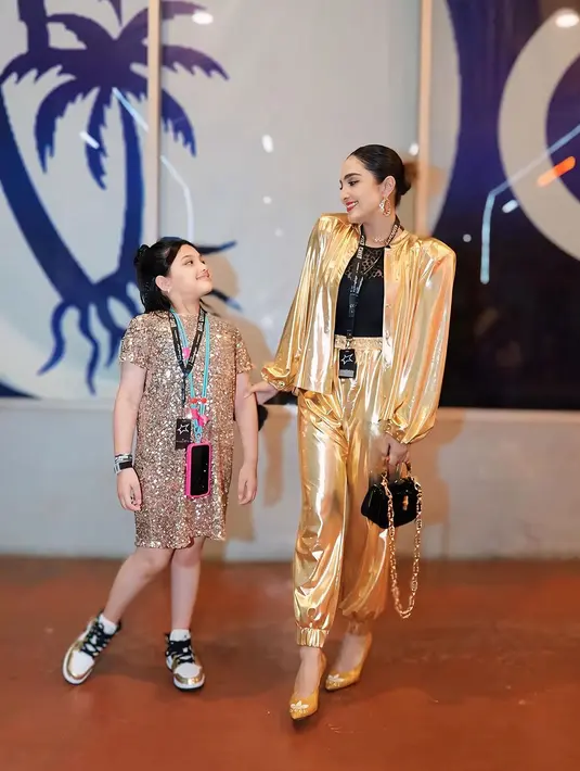 Tampilan menyala Arsy dipadukan dengan sneakers Nike Air Jordan putih dengan sentuhan gold [@ashanty]