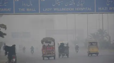 Sejumlah penglaju terlihat diselimuti kabut asap di Lahore, Pakistan timur, pada 10 November 2020. Kabut asap tebal menyelimuti banyak wilayah di Lahore pada Selasa (10/11). (Xinhua/Sajjad)