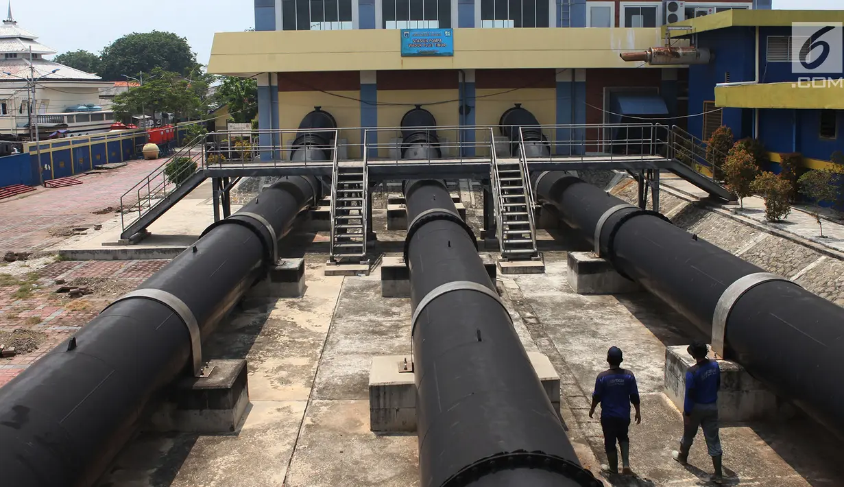 Petugas melakukan pengecekan di pompa Waduk Pluit Timur Jakarta, Selasa (13/11). Menjelang musim hujan pompa di kawasan tersebut siap di operasikan untuk antisipasi banjir. (Merdeka.com/Imam Buhori)