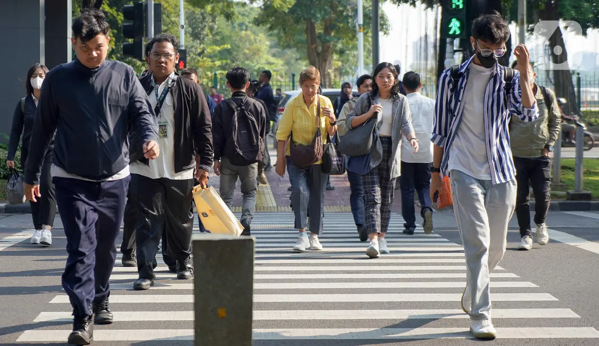 Disebutkan dalam kebijakan tersebut, Pemerintah Provinsi Daerah Khusus Jakarta mewajibkan para Aparatur Sipil Negara (ASN )nya menggunakan transportasi umum ke kantor setiap hari Rabu. (Liputan6.com/Herman Zakharia)