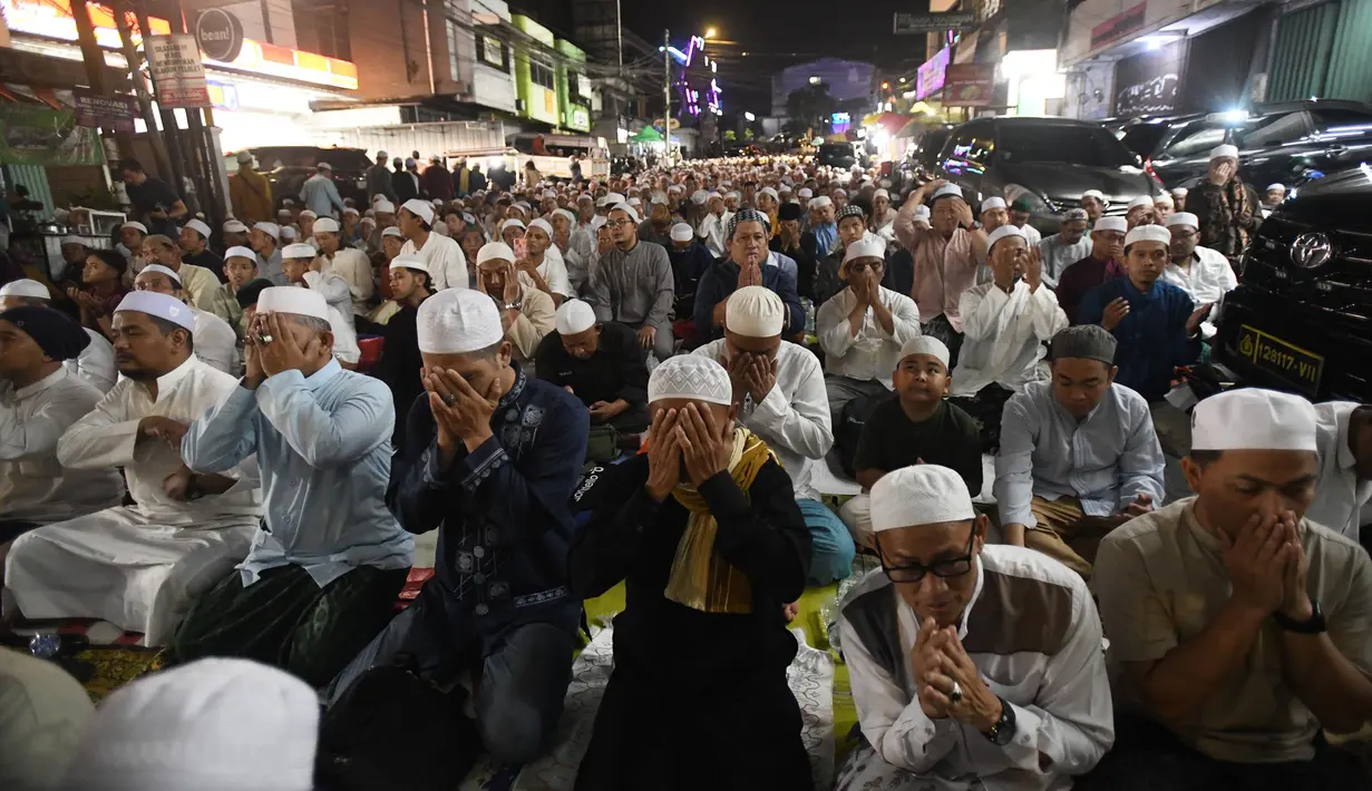 Malam Lailatul Qadar, merupakan malam istimewa di bulan suci Ramadan yang diyakini oleh umat Muslim memiliki keutamaan lebih baik dari seribu bulan. (merdeka.com/Arie Basuki)