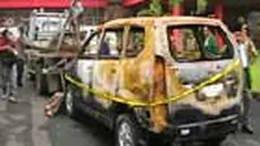 Seluruh bangkai mobil sisa kerusuhan di Mojokerto, hari ini dievakuasi dari halaman kompleks pemerintahan ke kantor kepolisian setempat. 