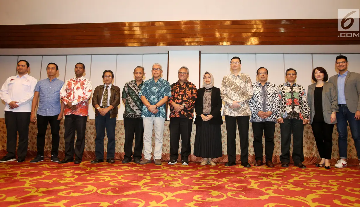 Ketua KPU Arief Budiman bersama para panelis serta moderator debat keempat Pilpres 2019 saat acara penandatanganan pakta integritas di Jakarta, Rabu (27/3). Penandatanganan pakta integritas ini merupakan bentuk komitmen menjaga independensi dan integritas debat. (Liputan6.com/Johan Tallo)