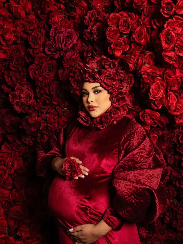 6 Potret Tampilan Aurel Hermansyah dengan Riasan Overdrawn Lips di Maternity Shoot Terbaru