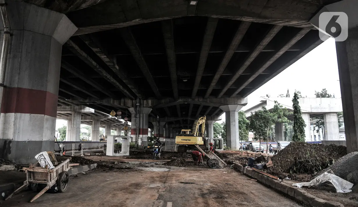 Pekerja menggunakan kendaraan alat berat saat mengerjakan proyek galian saluran di Jalan DI Panjaitan, Jakarta, Rabu (4/11/2020). Untuk proyek galian saluran itu Dinas PU Jakarta Timur terpaksa menutup sebagian ruas jalan yang menyebabkan kemacetan kendaraan. (merdeka.com/Iqbal Nugroho)