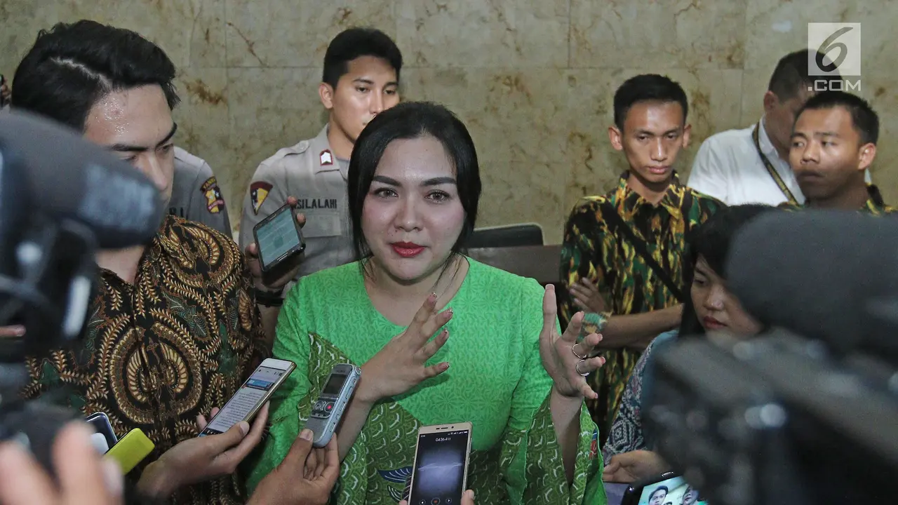 Naik Mobil Mewah Putih, Vicky Shu Jalani Pemeriksaan di Bareskrim