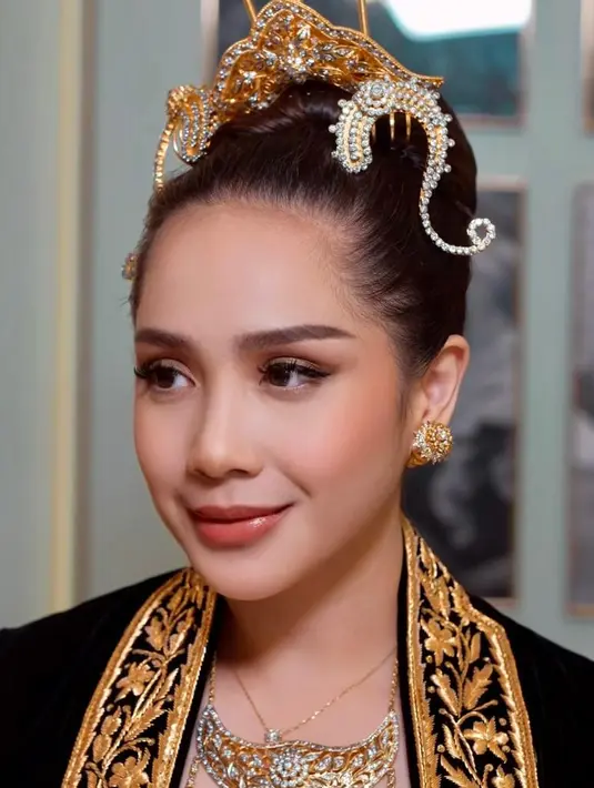Demikian pula pada bibirnya. Nagita tampak mengenakan lipstik warna coral dengan finishing satin yang menawan. Makeup ini sukses bikin Nagita makin cantik ya, setuju nggak Sahabat Fimela? [@raffinagita1717/@erniaredberry]