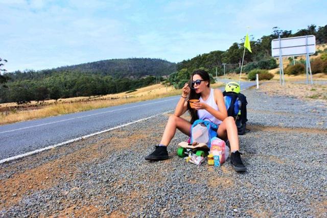 Sophee saat istirahat di perjalanan keliling Tasmanianya | Photo: Copyright abc.net.au