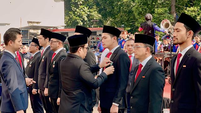 Ketua Umum APJII Muhammad Arif menerima Satyalancana Wira Karya. Credit: APJII