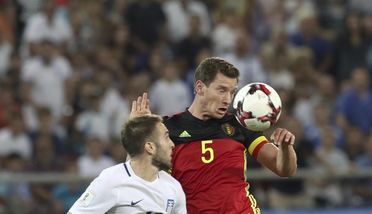 Pemain Belgia, Jan Vertonghen (kanan) berduel dengan pemain YUnani, Kostas Fortounis pada laga grup H kualifikasi Piala Dunia 2018 di Georgios Karaiskakis Stadium, Piraeus port, Yunani, (3/9/2017). Belgia menang 2-1. (AP/Yorgos Karahalis)