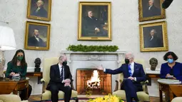 Presiden AS Joe Biden (kedua kanan) memberi isyarat saat pertemuan dengan Kanselir Jerman Olaf Scholz di Kantor Oval Gedung Putih, Washington, AS, 7 Februari 2022. AS dan Jerman menjalin kerja sama untuk mencegah agresi Rusia di Eropa serta tantangan yang ditimbulkan China. (AP Photo/Alex Brandon)