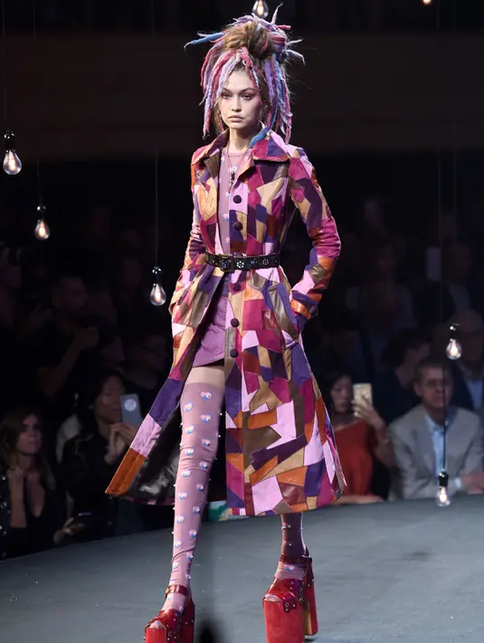 Model Gigi Hadid berjalan di catwalk menampilkan busana rancangan terbaru Marc Jacobs pada gelaran New York Fashion Week di New York, Kamis (15/9). Gigi mengubah penampilannya dengan wig mirip rambut gimbal berwarna-warni. (Angela WEISS/AFP)