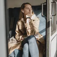 ilustrasi girl on train/copyright freepik/freepik