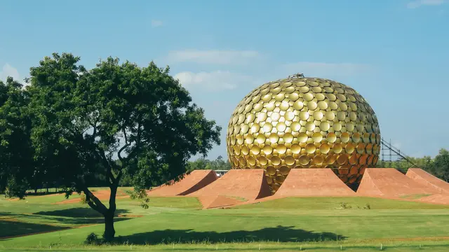 Matrimandir (unsplash.com/MattheRader)