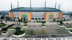 Foto udara suasana depan Stadion Pakansari, Kab Bogor, Jawa Barat, Senin (13/4/2020). Bupati Bogor Ade Yasin menyatakan Pembatasan Sosial Berskala Besar pencegahan penularan virus COVID-19 akan terfokus di 11 kecamatan yang masuk kategori zona merah corona. (Liputan6.com/Helmi Fithriansyah)
