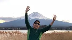 Mantan penyiar radio senior dan yang juga politikus Sys NS berpose dengan latar belakang gunung saat berlibur ke Jepang. Sys NS dikabarkan meninggal dunia lewat pesan singkat yang dikirimkan sang istri, Shanty Widhiyanti. (Instagram/sys_ns)