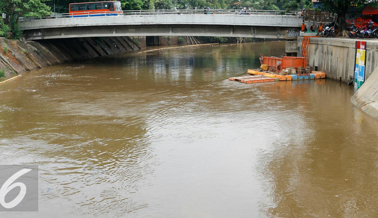 Suasana Pintu Air Manggarai, Jakarta, Senin (9/11/2015). Usai diguyur hujan, ketinggian di Pintu Air Manggarai masih aman dan berada di batas normal atau berada di bawah 750 cm, Jakarta, Senin (9/11/2015). (Liputan6.com/Yoppy Renato)