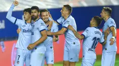 Pemain Atletico Madrid merayakan gol yang dicetak Joao Felix ke gawang Osasuna pada laga lanjutan La Liga pekan ke-29 di Stadion El Sadar, Pamplona, Kamis (18/6/2020) dini hari WIB. Atletico menang telak 5-0 atas Osasuna. (AFP/Ander Gillenea)