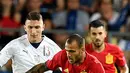 Gelandang Spanyol, Sandro Ramirez, menghindari kejaran bek Italia, Mattia Caldara, pada laga semifinal Piala Eropa U-21 di Stadion Miejski, Polandia, Selasa (27/6/2017). Spanyol menang 3-1 atas Italia. (AFP/Janek Skarzynski)