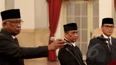 Tiga Plt pimpinan KPK, Taufiqurahman Ruki (kiri), Indriyanto Seno Aji (tengah) dan Johan Budi mengikuti gladi bersih pelantikan di Istana Merdeka, Jakarta, Jumat (20/2/2015). (Liputan6.com/Faizal Fanani)