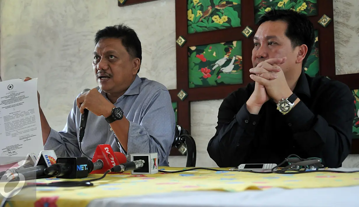Olly Dondokambey (kiri) bersama Steven Kandouw calon wakil gubernur memberikan keterangan saat jumpa pers di Jakarta (28/10). Keputusan diambil karena pencalonan dirinya sebagai calon gubernur Sulut pada Pilkada Serentak. (Liputan6.com/Johan Tallo)