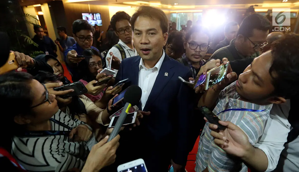 Ketua Banggar DPR Aziz Syamsuddin menjawab pertanyaan wartawan seusai mengikuti rapat Bamus di Kompleks Parlemen, Senayan, Jakarta, Senin (11/12). (Liputan6.com/Johan Tallo)