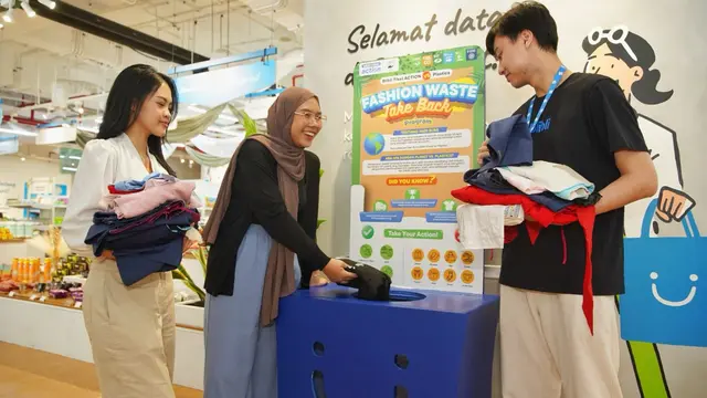 Karyawan Blibli mendukung Hari Bumi 2024 mendonasikan sampah fesyen dalam program “Blibli Tiket ACTION vs. Plastics”. (Dok BELI)