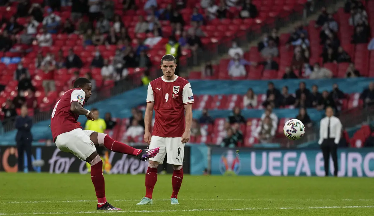 Memasuki babak kedua, Austria memberikan ancaman terlebih dahulu ketika medapatkan tendangan bebas di dekat kotak pinalti. Sayangnya tembakan David Alaba terlalu deras dan meluncur ke atas gawang Donnarumma. (Foto: AFP/Pool/Frank Augstein)