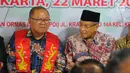 Ketua Umum Lembaga Persahabatan Ormas Islam (LPOI) Said Aqil Siradj (kanan) berbincang saat menghadiri deklarasi Pemilu Damai di Jakarta, Jumat (22/3). LPOI menggelar deklarasi Pemilu Damai bersama 25 ormas keagamaan. (Liputan6.com/Angga Yuniar)