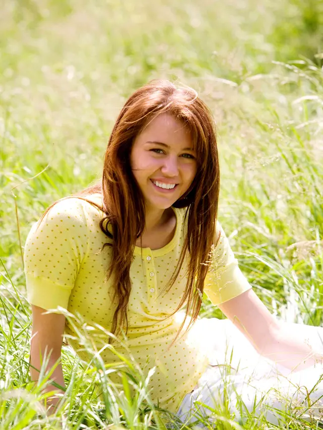 [Bintang] Dulu dan Kini: Dulunya Disney Sweetheart, Transformasi Miley Cyrus Ini Bikin Shock