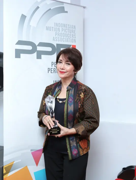 Widyawati Raih Penghargaan di Asia Pacific Film Festival (APFF) yang ke 59th. Serah terima penghargaan di Pusat Perfilman Haji Usmar Ismail, Kuningan, Jakarta Selatan, Kamis (16/1/2020). (Daniel Kampua/Fimela.com)