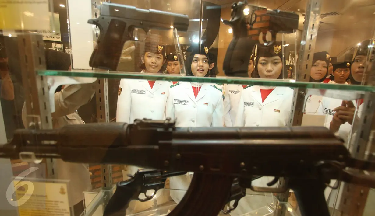 Pasukan pengibar bendera pada HUT RI ke-71 melihat koleksi Museum Polri, Jakarta, (19/8). Kunjungan mereka untuk mengetahui gambaran sejarah dan kinerja polisi secara lebih dekat. (Liputan6.com/Immanuel Antonius)