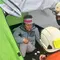 Tim membantu merawat luka, memberikan treatment untuk mengurangi rasa sakit pada kepala turis asal Inggris di Gunung Soputan pada, Jumat (10/5/2024).