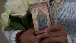 Gambar menyimbolkan Our Lady of Socavon yang dibawa saat prosesi untuk menghormati santo pelindung mereka, di Oruro, Bolivia (1/3). Acara ini untuk memprotes lukisan seorang seniman yang menggambarkan santo pelindung mereka. (AP Photo/Juan Karita)
