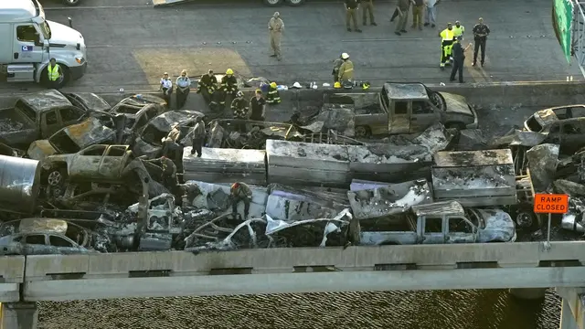 Kecelakaan tabrakan beruntun sekitar 158 kendaraan di Interstate 55 dekat New Orleans, Louisiana, Amerika Serikat (AS). (AP/Gerald Herbert)