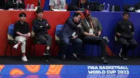 Pelatih Timnas Indonesia, Shin Tae-yong, menonton pertandingan Piala Dunia FIBA 2023 di Indonesia, Jakarta (29/8/2023) bersama Ketua Umum PSSI, Erick Thohir, Menteri Pemuda dan Olahraga, Dito Ariotedjo, dan Direktur Teknik PSSI, Indra Sjafri. (Bola.com/Bagaskara Lazuardi)