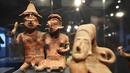Patung-patung Mesoamerika dari tradisi makam poros yang berasal dari 300 AC hingga 600 DC dipamerkan di Pusat Kebudayaan Universitas Tlatelolco di Mexico City (8/12/2021). (AFP/Rodrigo Arangua)