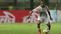Pemain Persipura Jayapura, Boaz Atururi saat melawan Persija  pada lanjutan Liga 1 Gojek bersama Bukalapak di Stadion Pakansari, Bogor, (25/5/2018).  Persija menang 2-0. (Bola.com/Nick Hanoatubun)