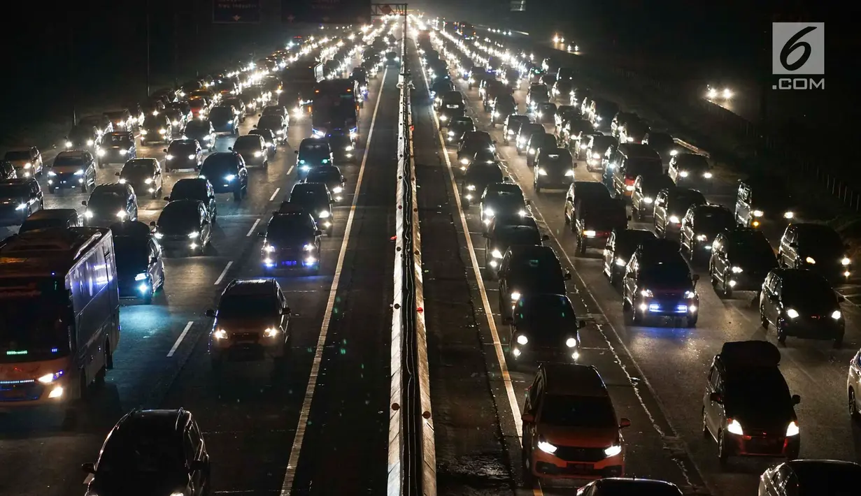 Kendaraan terjebak kemacetan saat melintasi Tol Cipali arah Cikampek di Jawa Barat, Sabtu (8/6/2019). Menjelang berakhirnya libur lebaran, ruas jalan tol menuju Jakarta pada H+3 semakin dipadati pemudik dan diperkirakan merupakan puncak arus balik 2019. (Liputan6.com/Immanuel Antonius)